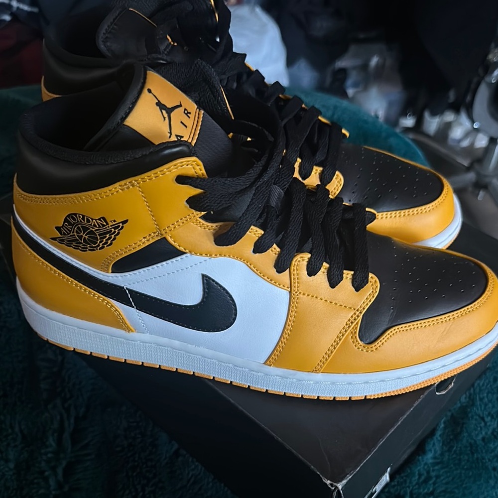 Nike Air Jordan Men's Black and Yellow Sneakers